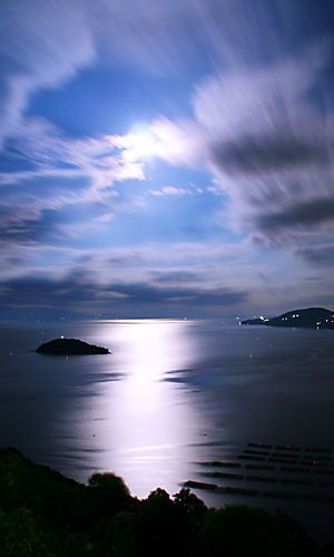 月明かりに輝く海と瀬戸内海の小島