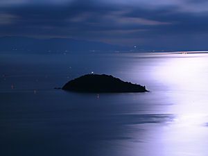 月明かりに輝く海と瀬戸内海の小島