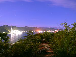 万葉の岬と関電・相生発電所（火力発電所）の夜景