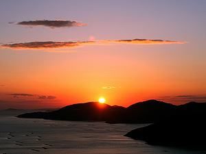 相生万葉岬から見た夕日と夕焼け空・赤穂御崎に沈む夕日