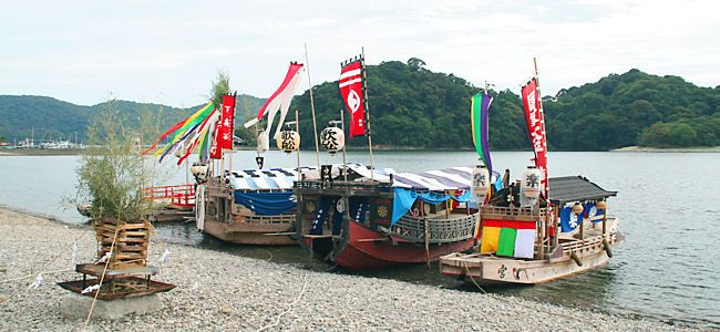 坂越の船祭り（櫂伝馬）の船と坂越港の生島
