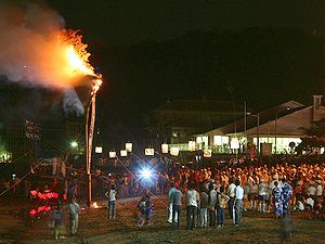巨大松明に炎を投げ込む火揚げ・御津町の火祭り