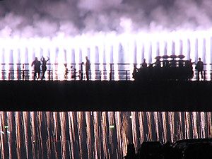 ナイアガラの花火と揖保川にかかる龍野新大橋のシルエット