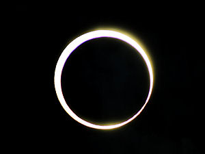 金環日食が最大となった頃の太陽と月
