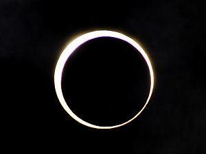 金環日食が最大となった頃の太陽と月