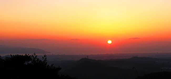 摩耶山西の展望台から見る播磨灘に沈む夕日