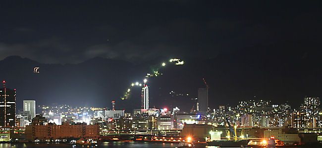 ポートアイランドから見た神戸の夜景と世継山・布引ハーブ園の夜景