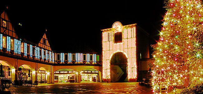 神戸夢風船布引ハーブ園駅と展望レストハウスのクリスマスイルミネーション夜景とクリスマスツリー