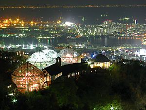布引ハーブ園・グラスハウスライトアップ夜景と神戸の夜景