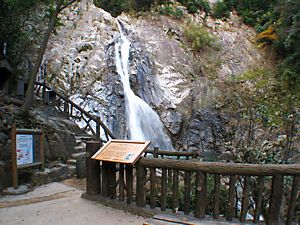布引の滝・雄滝と滝見の展望台