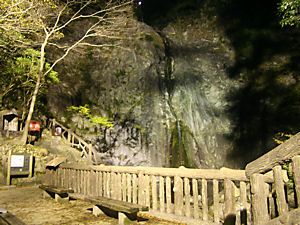 布引の滝・雄滝のライトアップ夜景