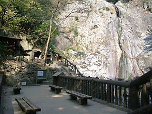 布引の滝・雄滝と滝見の展望台