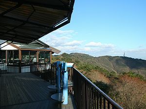 六甲ガーデンテラス展望台から見た六甲山最高峰