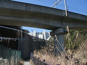 神戸電鉄有馬線の高架橋と石井ダム