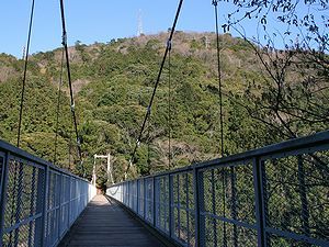 有馬街道（国道４２８号）を横切る天王吊橋