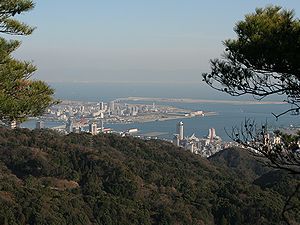 鍋蓋山登山道から眺める神戸港・ポートアイランド