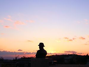 A.H.グルーム氏の銅像と夕日