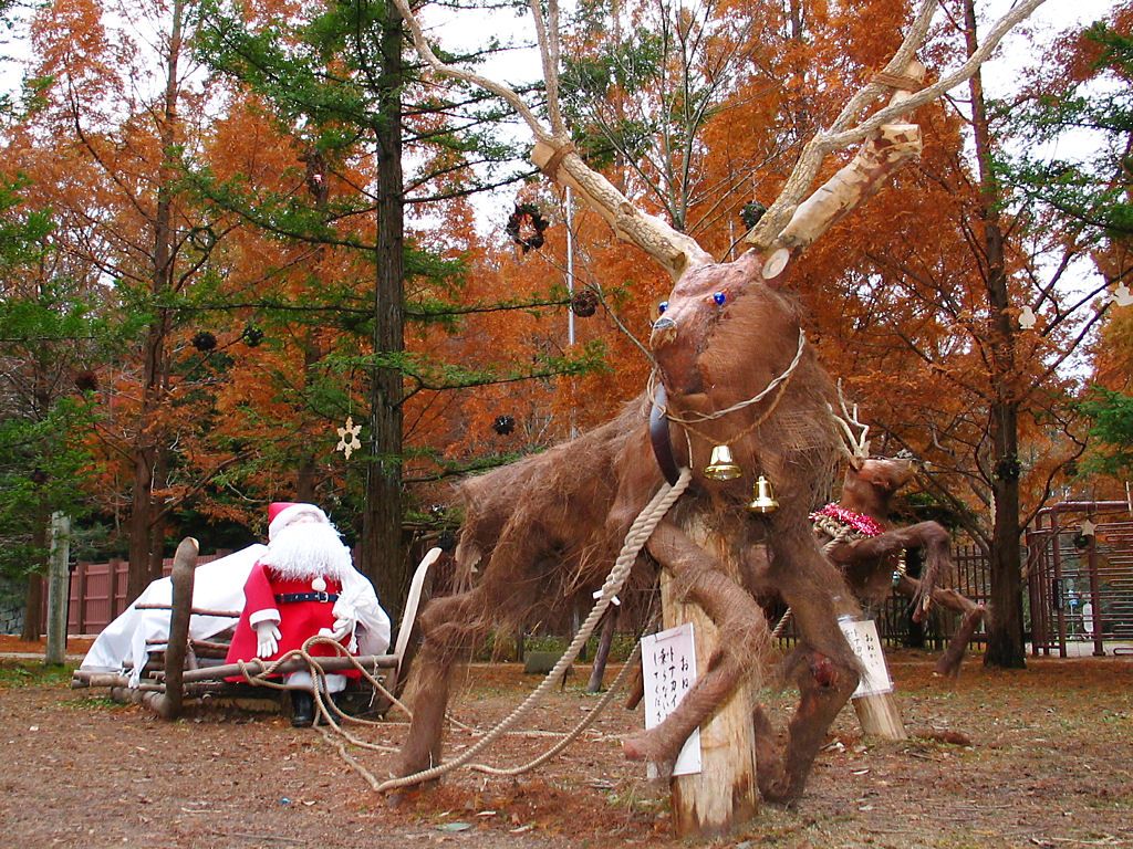 サンタクロースとトナカイ クリスマスリース 六甲山森林植物園のクリスマス 壁紙写真集 無料写真素材