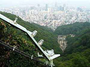 市章と錨の電飾の電球と神戸の風景