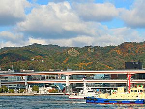 神戸港から見たビーナスブリッジ、錨山、市章山