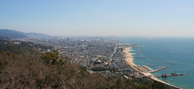 回転展望閣・屋上展望台から見た神戸と須磨海岸から大阪湾の風景と六甲山の山並み