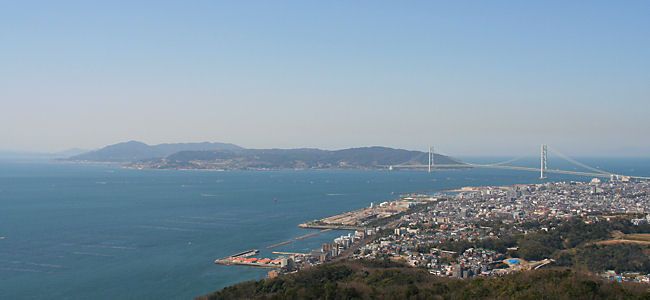 回転展望閣・屋上展望台から見た神戸市垂水区と淡路島、明石大橋の風景