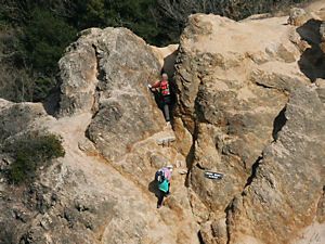 須磨アルプス・馬の背の岩場を登るハイカー