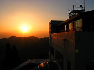 六甲山天覧台から見る摩耶山に沈む夕日