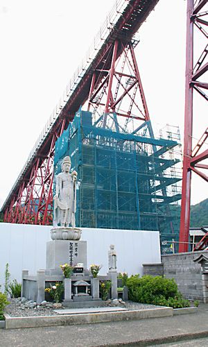 聖観世音菩薩像と新橋の橋脚の工事現場