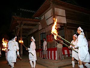 愛宕神社から伊福部神社へ向かう御神火の松明行列