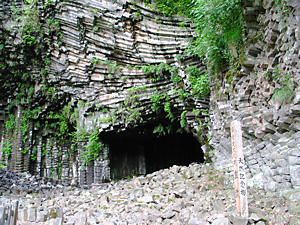 玄武洞の玄武岩の柱状節理と洞窟