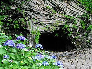 玄武洞の玄武岩の柱状節理と洞窟