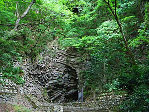 白虎洞の玄武岩の柱状節理