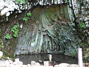 朱雀洞の玄武岩の柱状節理