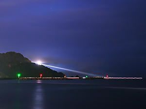 浜坂県民サンビーチの夜景と矢城ヶ鼻灯台のライト