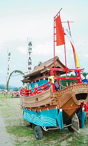 但馬三大祭りの一つ・浜坂川下祭りの鉾、船の引車