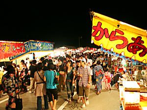 浜坂川下大祭・夏祭りの会場に立ち並ぶ屋台