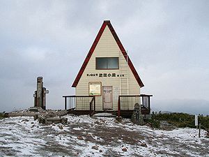 うっすらと雪化粧した氷ノ山山頂の避難小屋