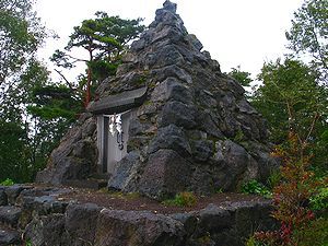 ピラミッドの形をした神鍋山の山頂にある神鍋神社