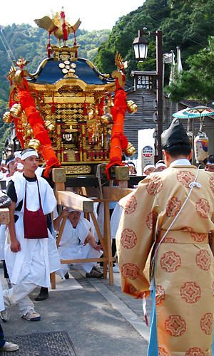 だんじりまつりの神輿をお祓いする四所神社の神主