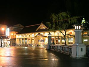 城崎温泉・一の湯と玉橋のライトアップ夜景