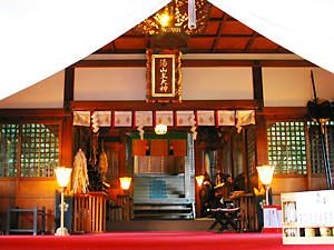 四所神社の拝殿と本殿