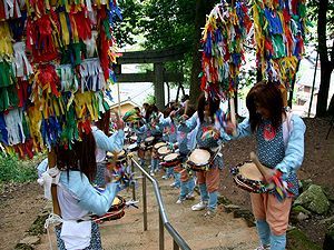 二宮神社鳥居付近での太鼓の側踊り(がわおどり)