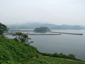 今子浦から見た香住海岸と岡見公園(城山)、日本海の風景