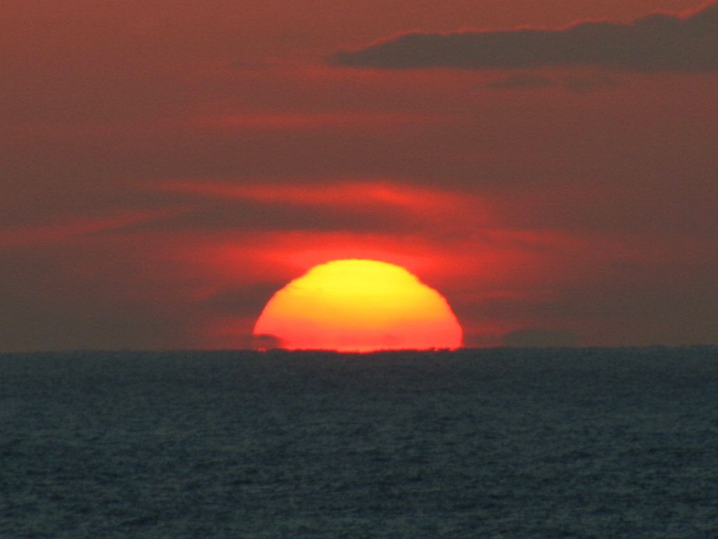 日本海に沈む夕日 但馬海岸の夕焼け 壁紙写真集 無料写真素材