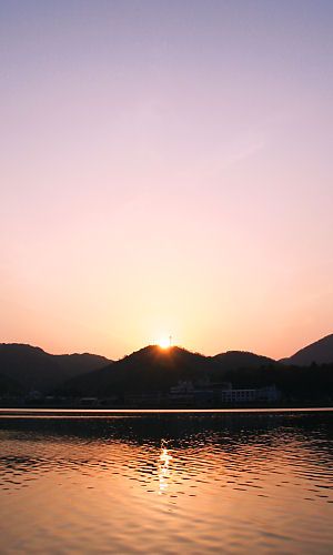 楽々浦から見る円山川と城崎温泉街に沈む夕日