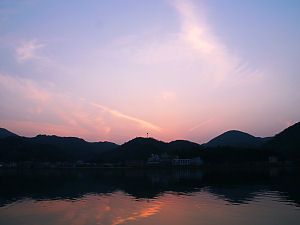 楽々浦から見る円山川と城崎温泉街に沈む夕日