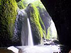シワガラの滝/小又川渓谷に架かる洞窟の滝の壁紙写真