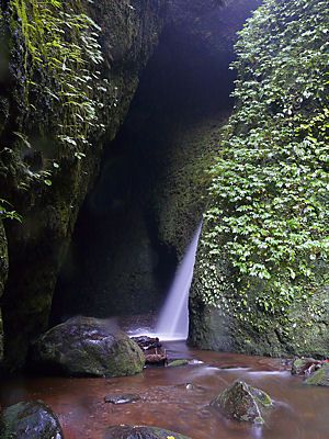 シワガラの滝が落ちる洞窟