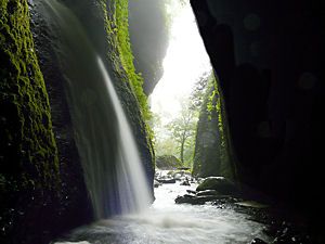 洞窟の内部から見たシワガラの滝